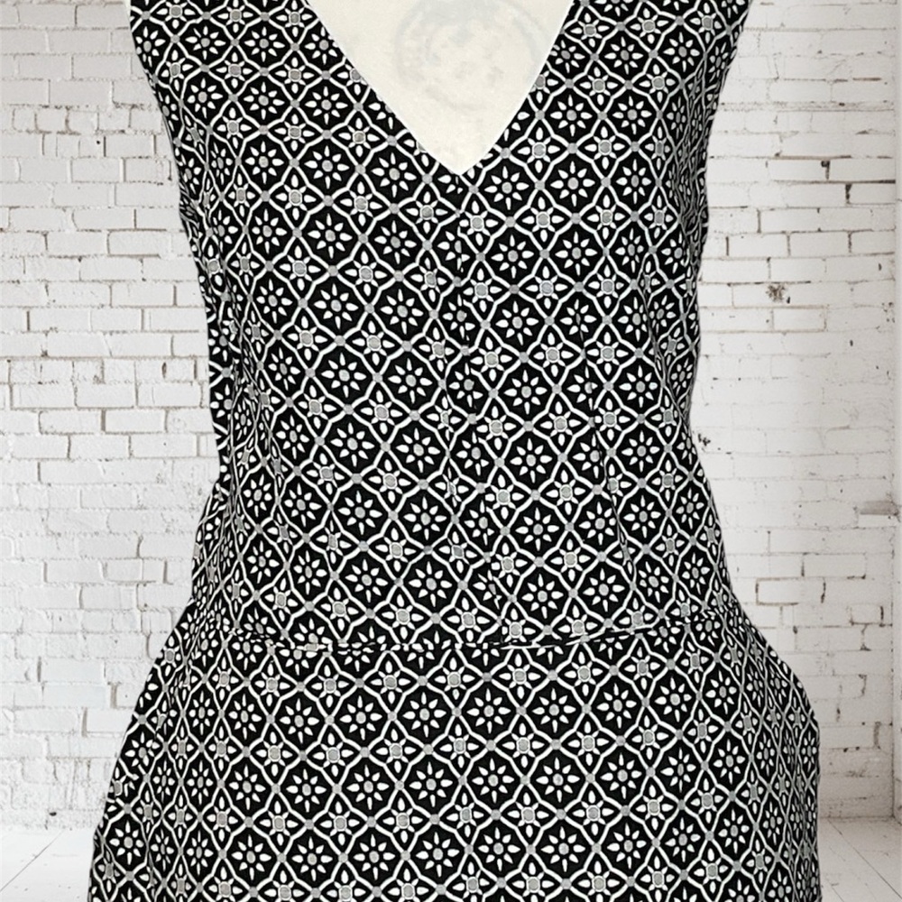 Gap’s V-Cut Fit‎ & Flare Sleeveless W/Side Zips Uniquely Cute and Stylish Used